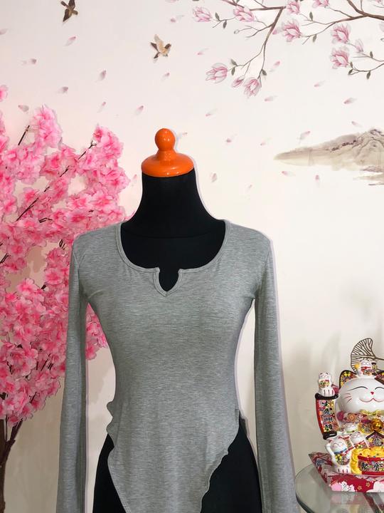 Atasan lengan panjang abu, bawah asimetris — baju thrift preloved