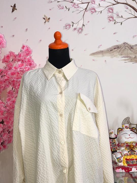 Kemeja oversize seersucker cream — baju thrift preloved