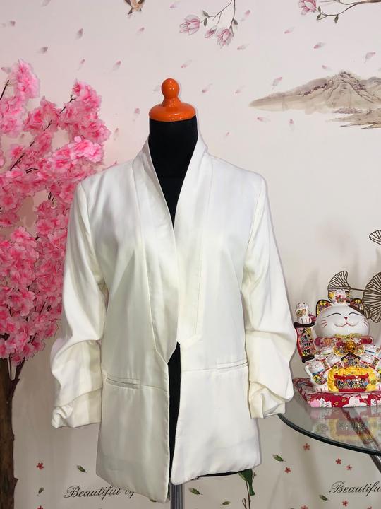 Blazer putih lengan kerut — baju thrift preloved