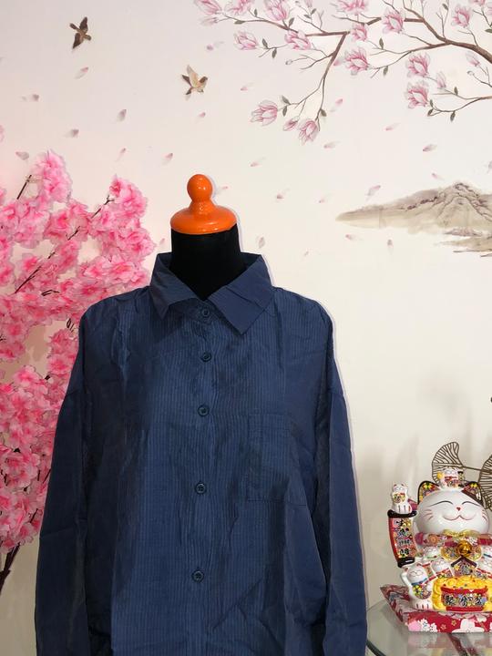 Kemeja oversize navy motif garis — baju thrift preloved